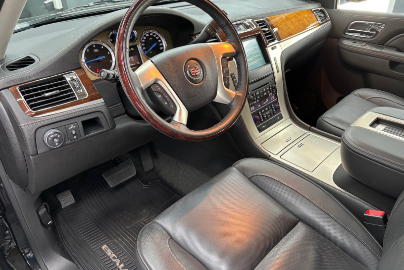 Ponuka vozidiel / Cadillac Escalade 6.2 V8 Platinum Edition A/T - video