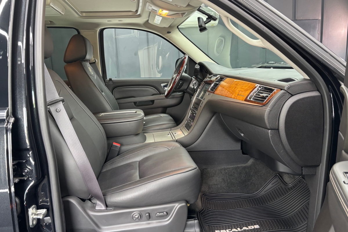 Ponuka vozidiel / Cadillac Escalade 6.2 V8 Platinum Edition A/T - video