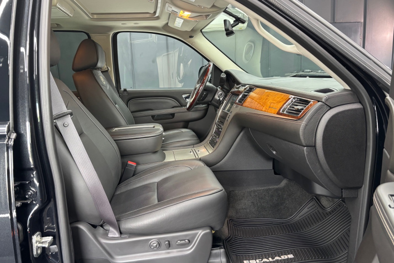  Ponuka vozidiel / Cadillac Escalade 6.2 V8 Platinum Edition A/T - video