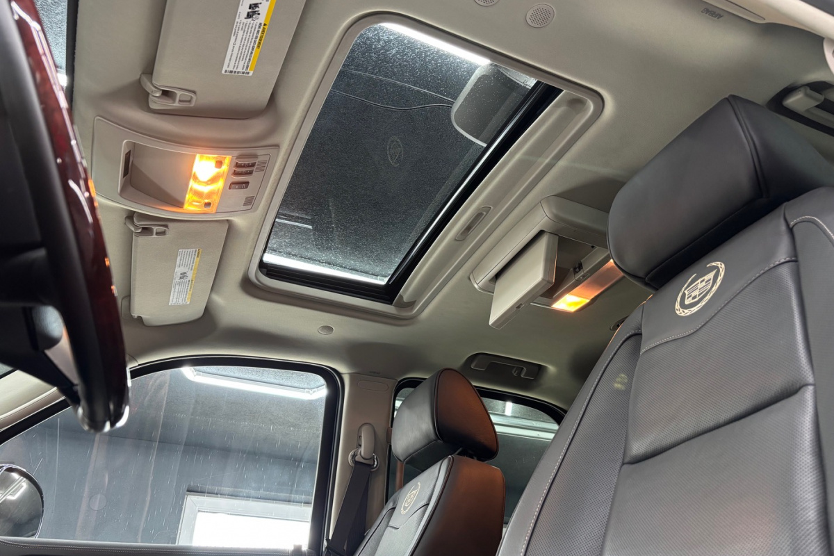 Ponuka vozidiel / Cadillac Escalade 6.2 V8 Platinum Edition A/T - video