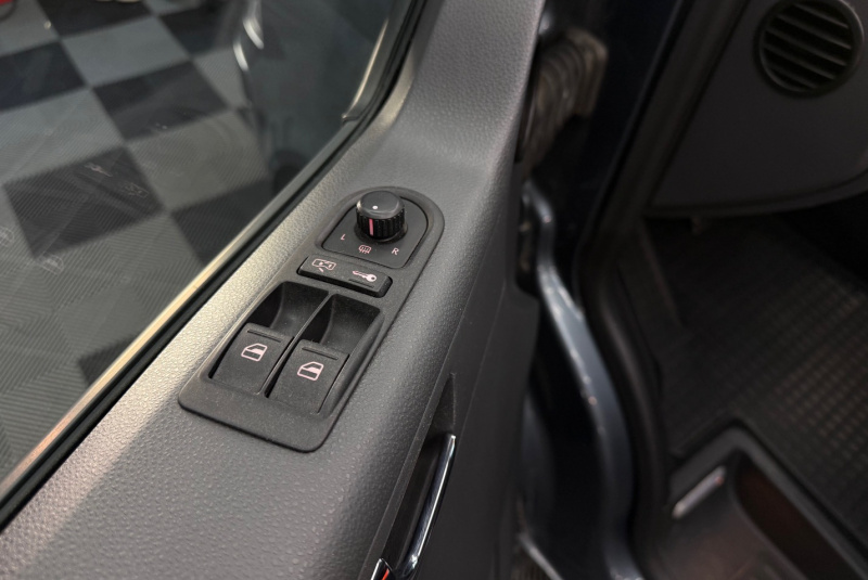  Ponuka vozidiel / Volkswagen Multivan 2.5 TDi - video