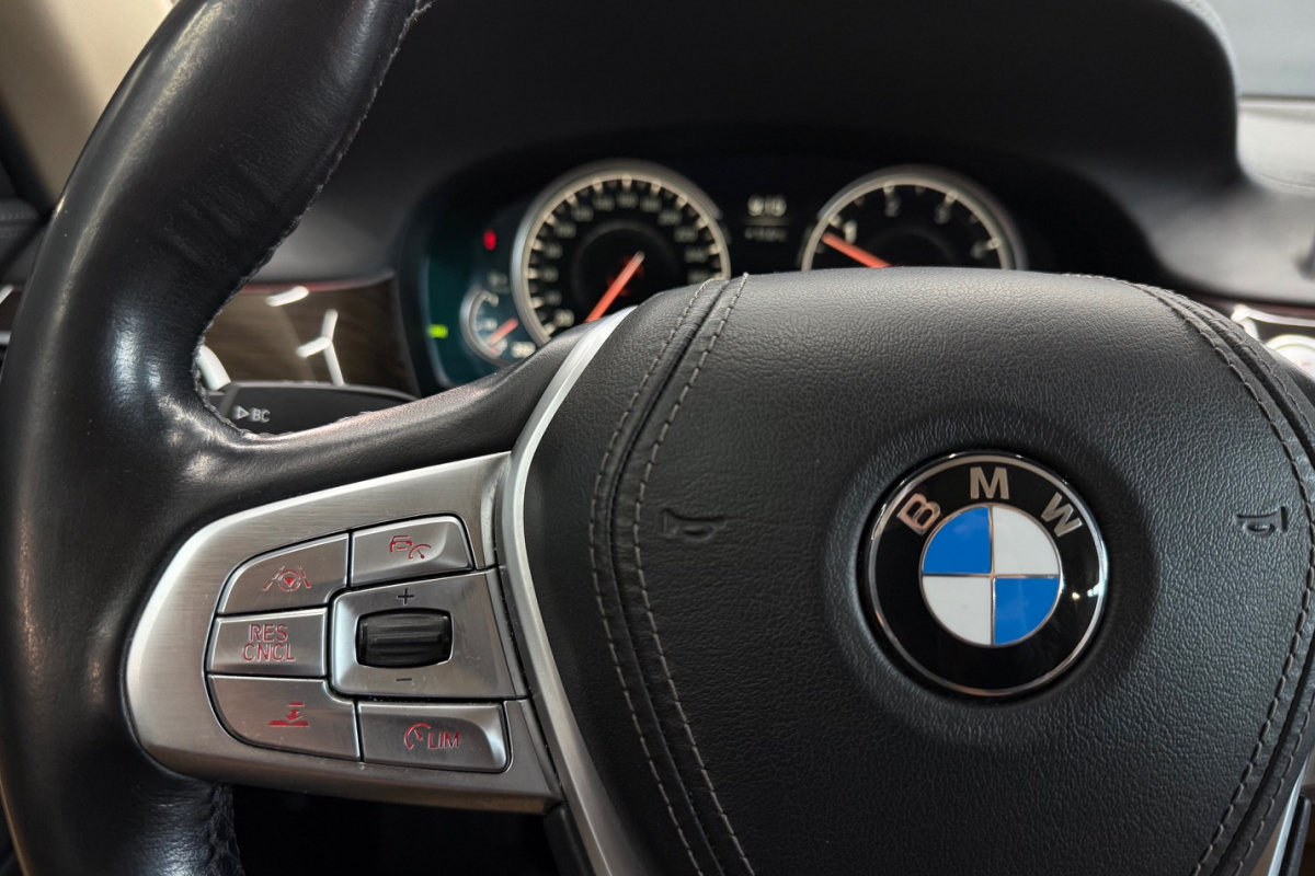 Ponuka vozidiel / BMW Rad 7 730d xDrive A/T - video