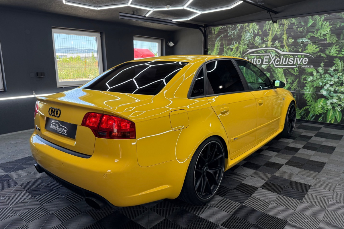 Ponuka vozidiel / Audi RS4 4.2 V8 FSi Quattro Black Packet - video