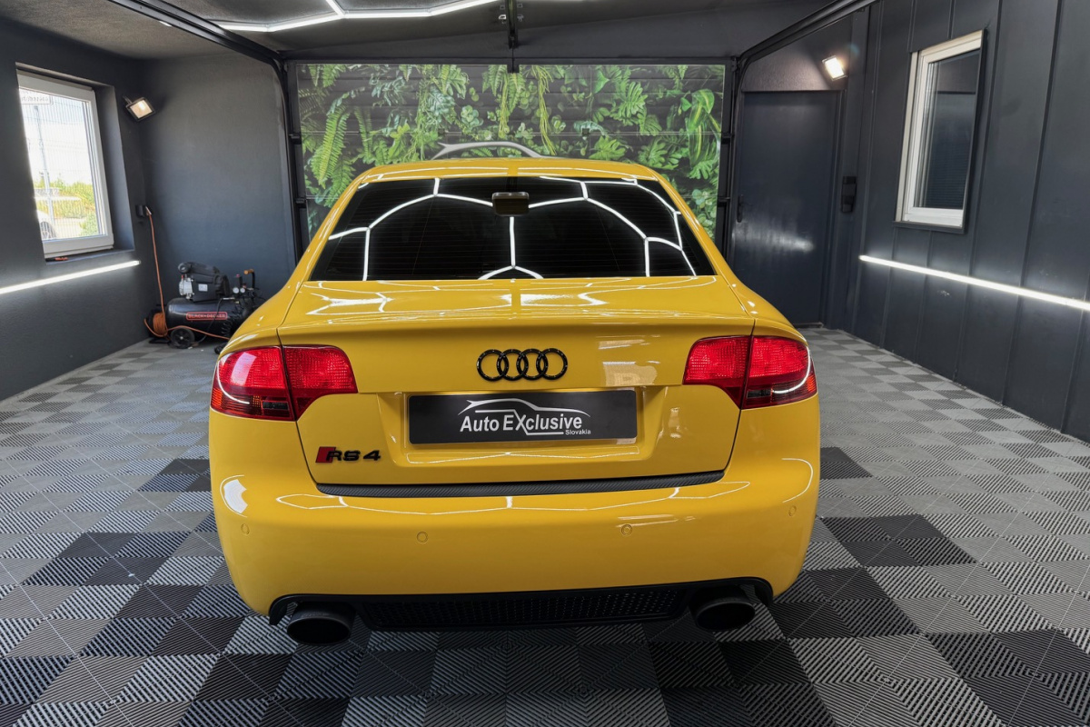 Ponuka vozidiel / Audi RS4 4.2 V8 FSi Quattro Black Packet - video