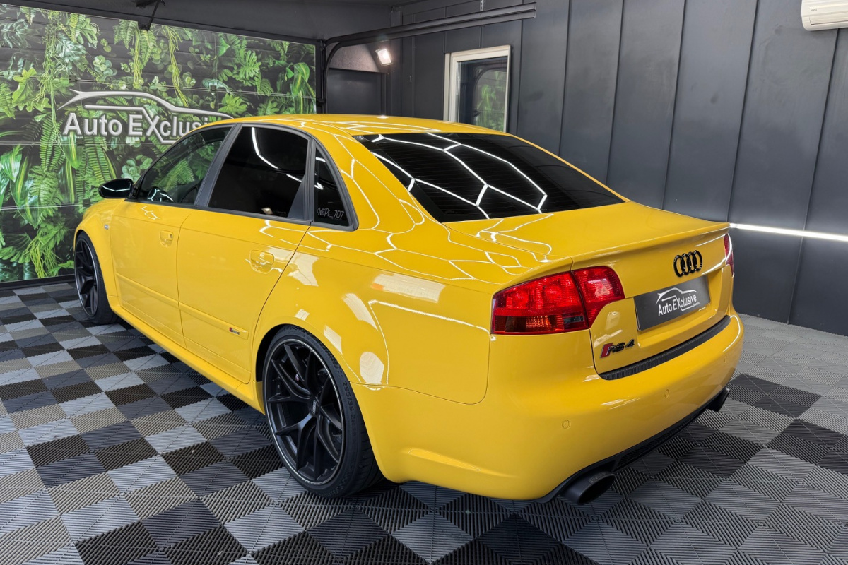 Ponuka vozidiel / Audi RS4 4.2 V8 FSi Quattro Black Packet - video Ponuka vozidiel / Audi RS4 4.2 V8 FSi Quattro Black Packet - video