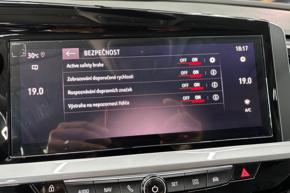 Ponuka vozidiel / Opel Grandland 1.2 TURBO S S A/T - video