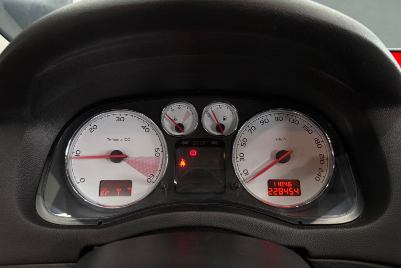  Ponuka vozidiel / Peugeot 307 CC 2.0 HDi Dynamique - video