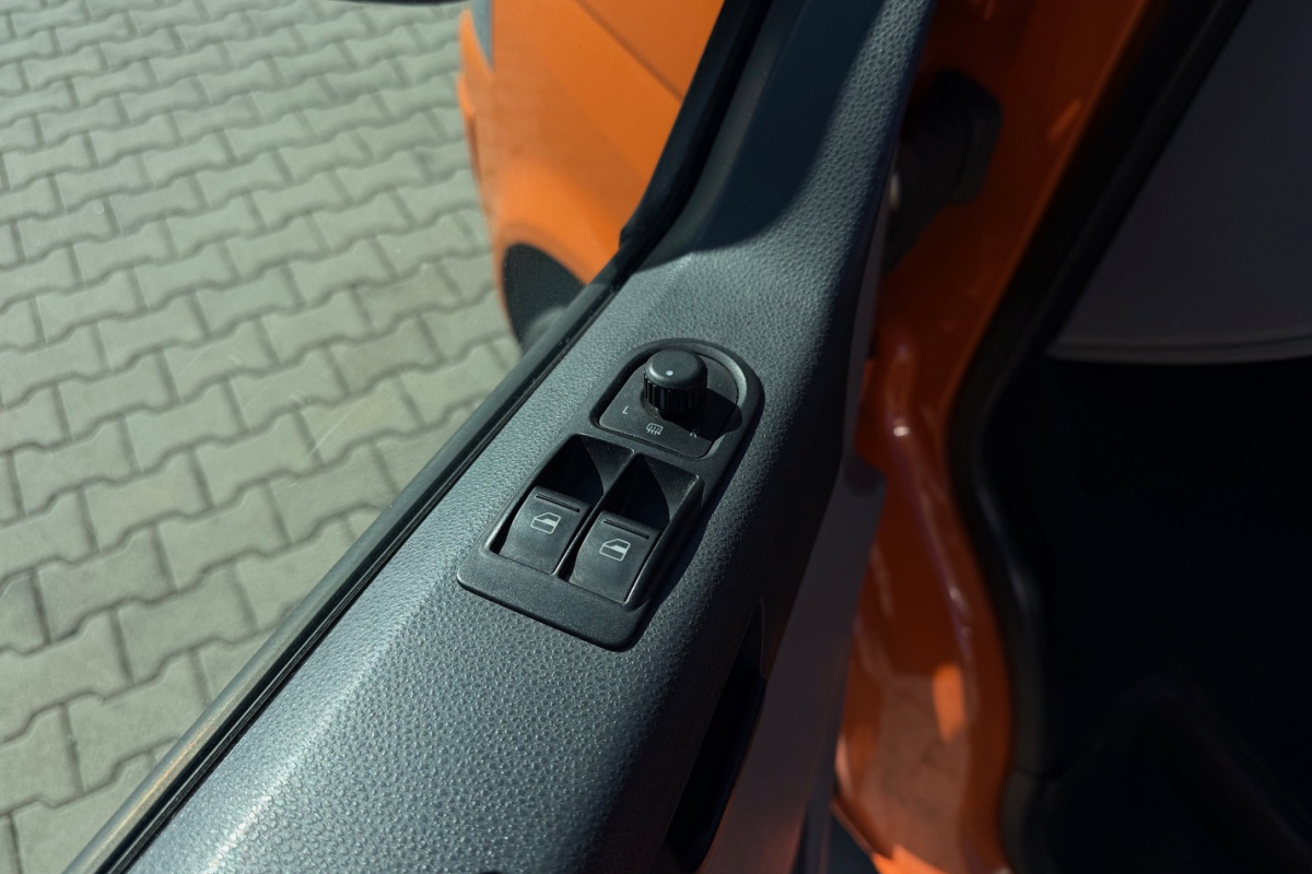 Ponuka vozidiel / Volkswagen T5 Transporter Long 2.0 TDI - video
