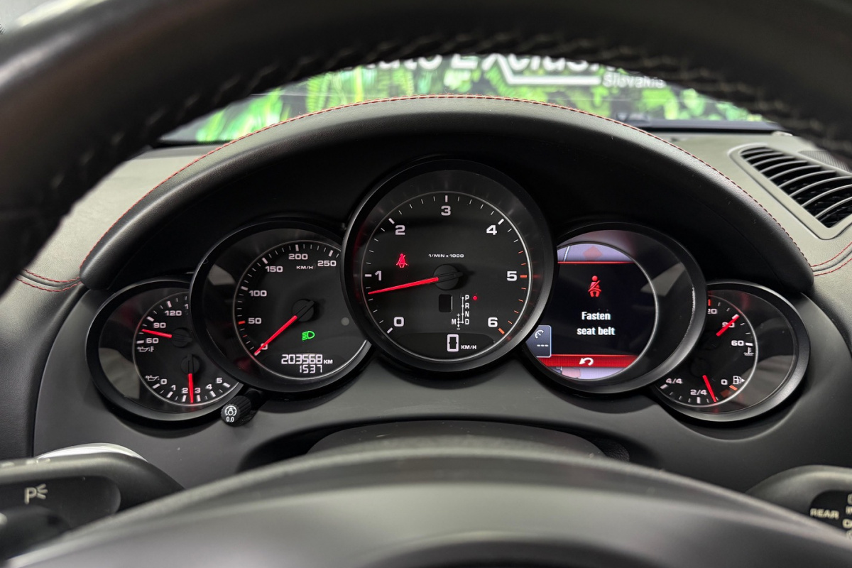 Ponuka vozidiel / Porsche Cayenne Diesel 245k Tiptronic S - video