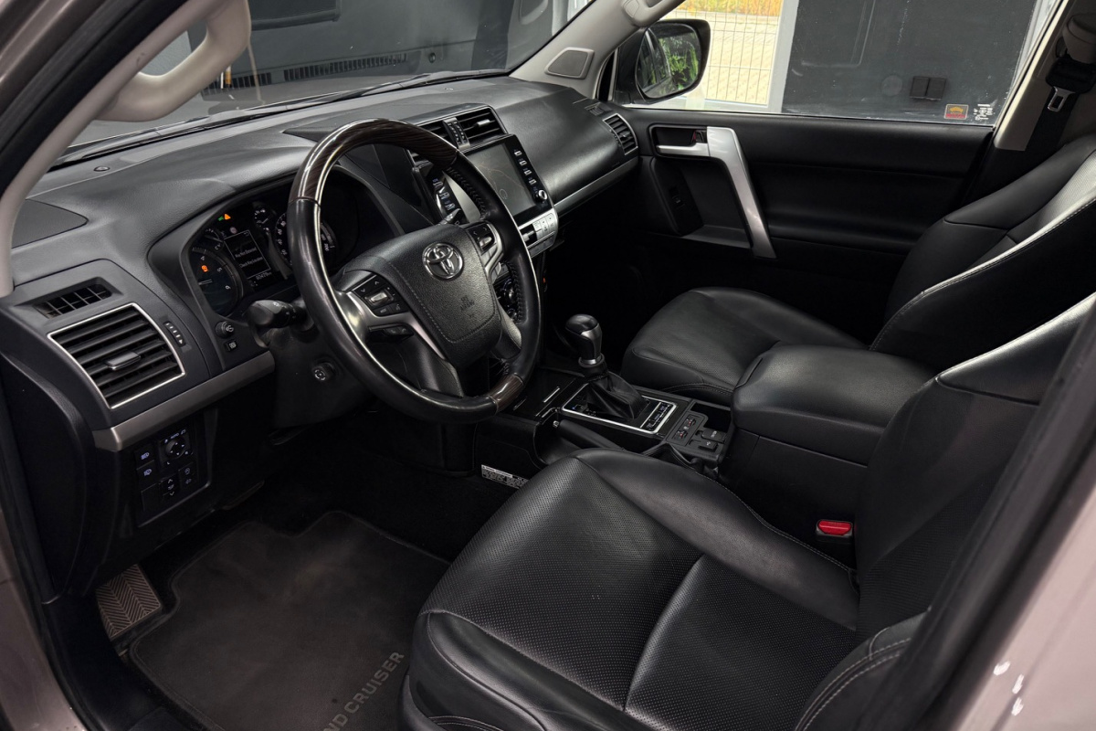 Ponuka vozidiel / Toyota Land Cruiser 2.8 D-4D 204 Executive A/T 4x4 - video