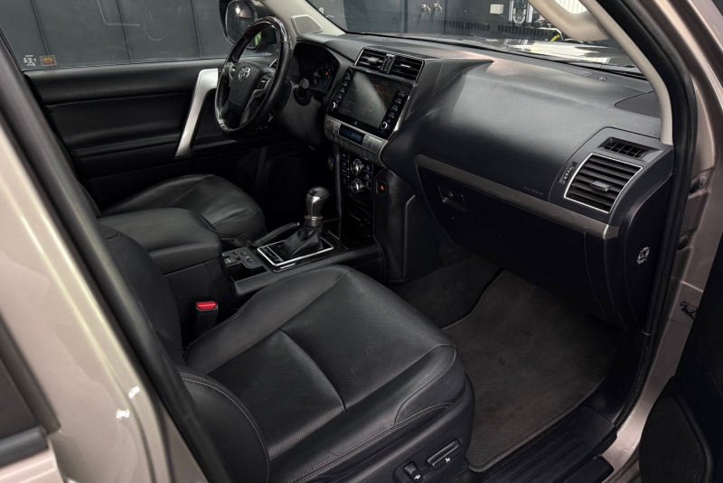 Ponuka vozidiel / Toyota Land Cruiser 2.8 D-4D 204 Executive A/T 4x4 - video Ponuka vozidiel / Toyota Land Cruiser 2.8 D-4D 204 Executive A/T 4x4 - video