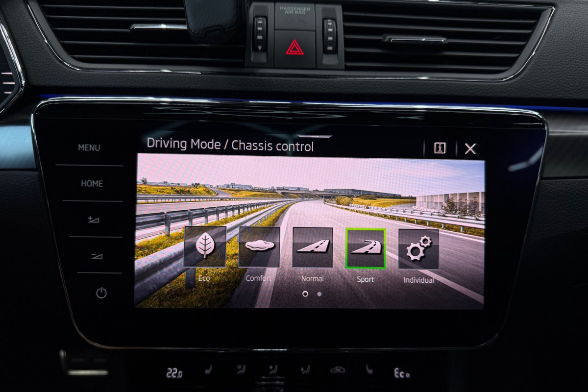 Ponuka vozidiel / Škoda Superb 1.4 TSI PHEV Sportline A/T - video