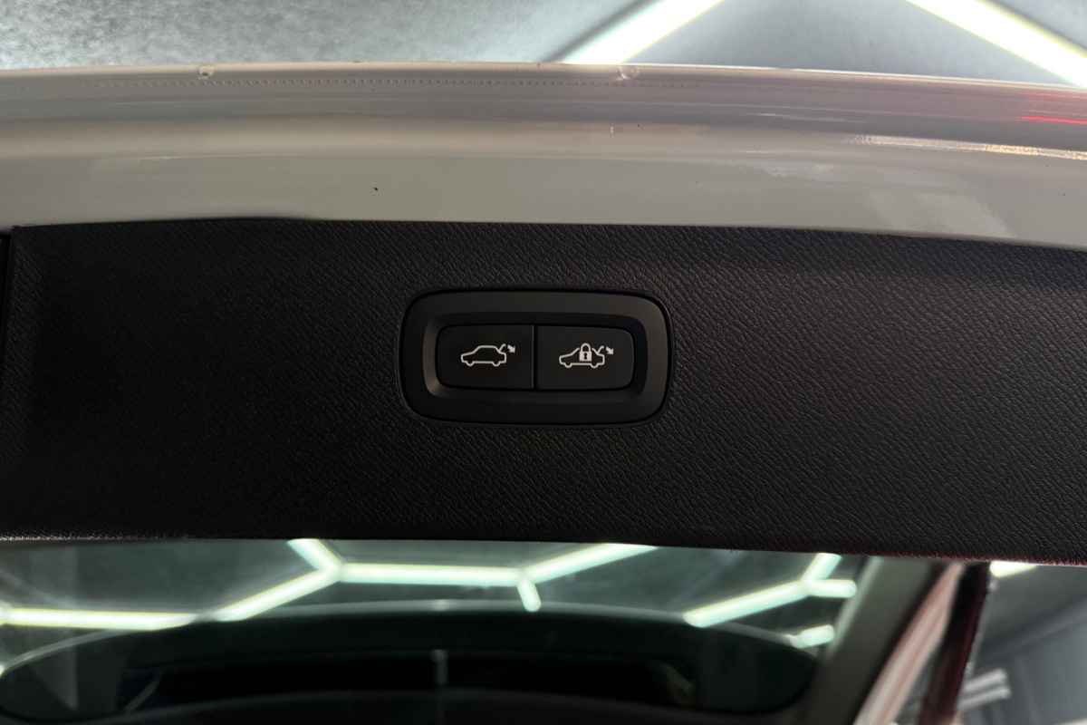 Ponuka vozidiel / Volvo XC90 D5 235k Drive-E Inscription AWD A/T - video