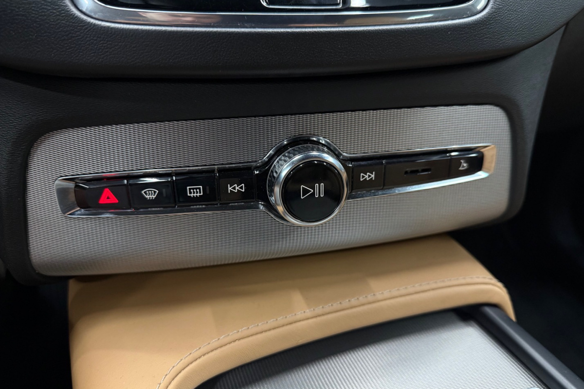 Ponuka vozidiel / Volvo XC90 D5 235k Drive-E Inscription AWD A/T - video