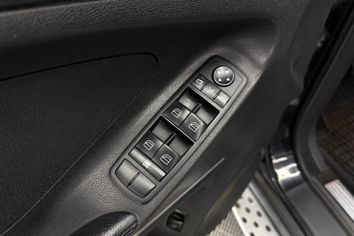 Ponuka vozidiel / Mercedes-Benz ML 500 4MATIC V8 5.0 - video