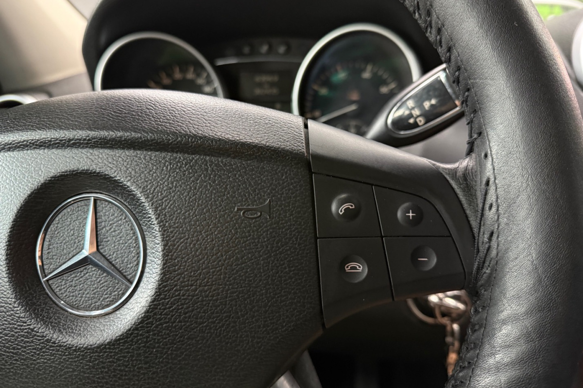 Ponuka vozidiel / Mercedes-Benz ML 500 4MATIC V8 5.0 - video