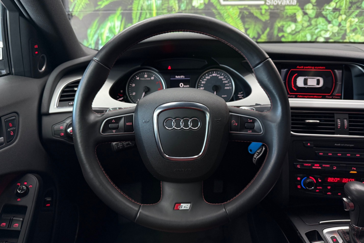 Ponuka vozidiel / Audi S4 3.0T FSI V6 quattro S-tronic - video