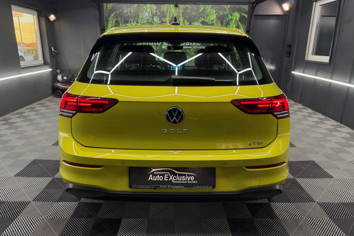 Ponuka vozidiel / Volkswagen Golf 1.5 eTSI ACT Life DSG - video