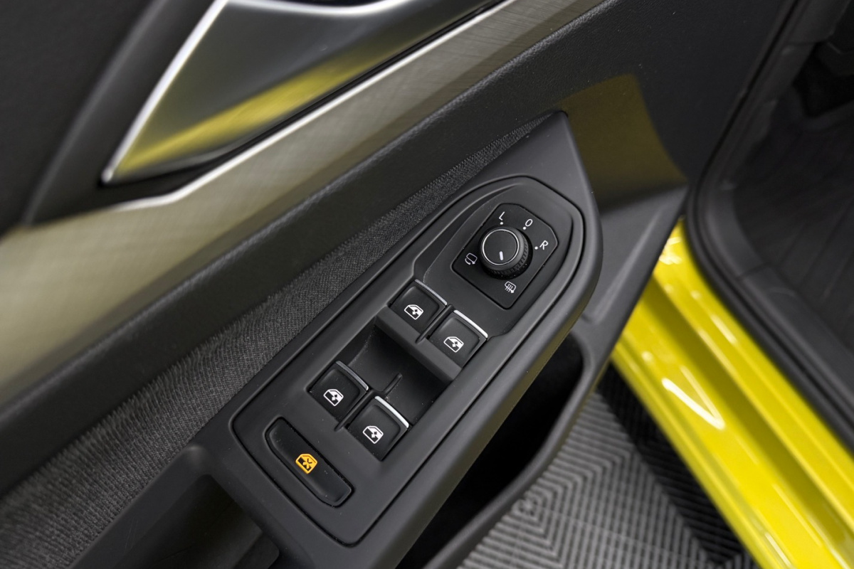 Ponuka vozidiel / Volkswagen Golf 1.5 eTSI ACT Life DSG - video