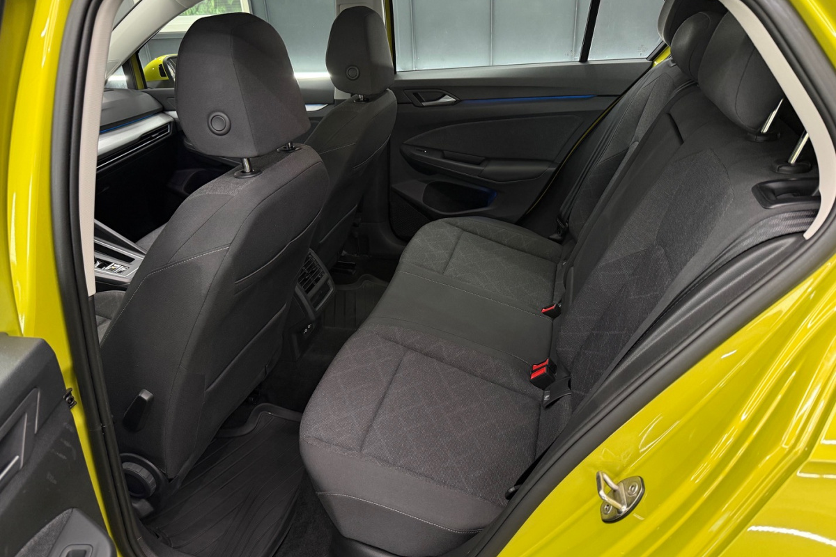 Ponuka vozidiel / Volkswagen Golf 1.5 eTSI ACT Life DSG - video