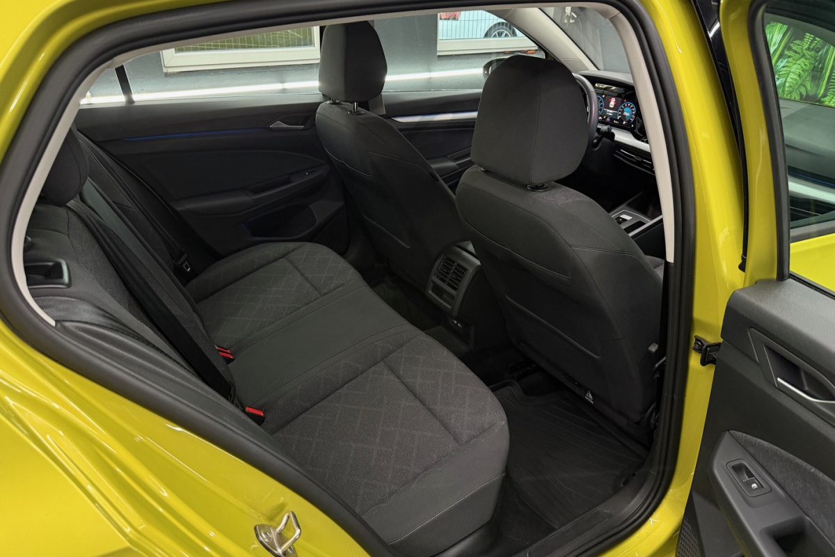 Ponuka vozidiel / Volkswagen Golf 1.5 eTSI ACT Life DSG - video