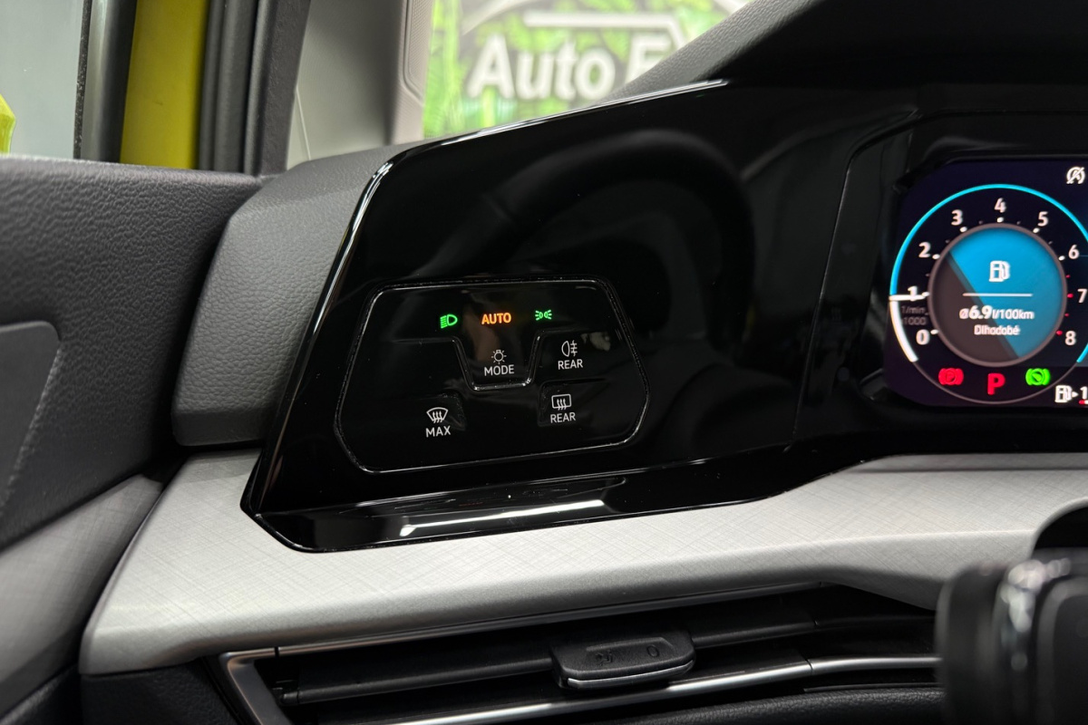 Ponuka vozidiel / Volkswagen Golf 1.5 eTSI ACT Life DSG - video