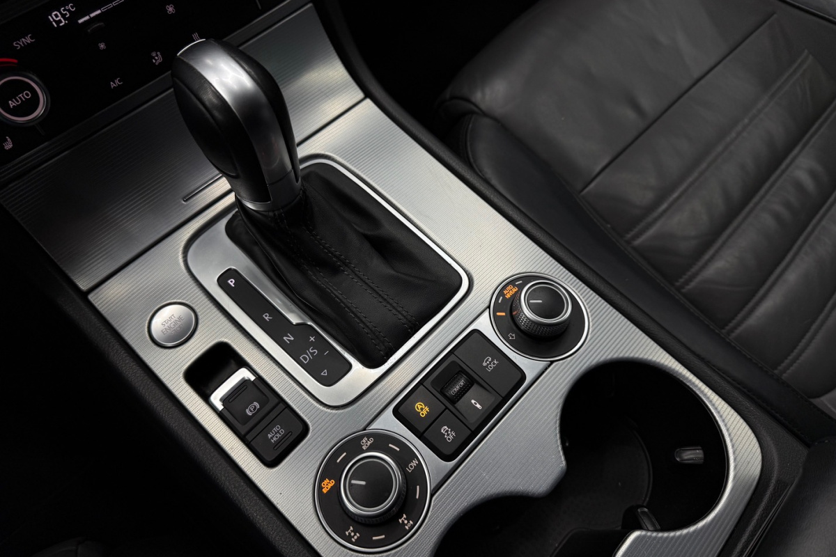 Ponuka vozidiel / Volkswagen Touareg II 3.0 V6 TDI BMT 4MOTION R-LINE - video