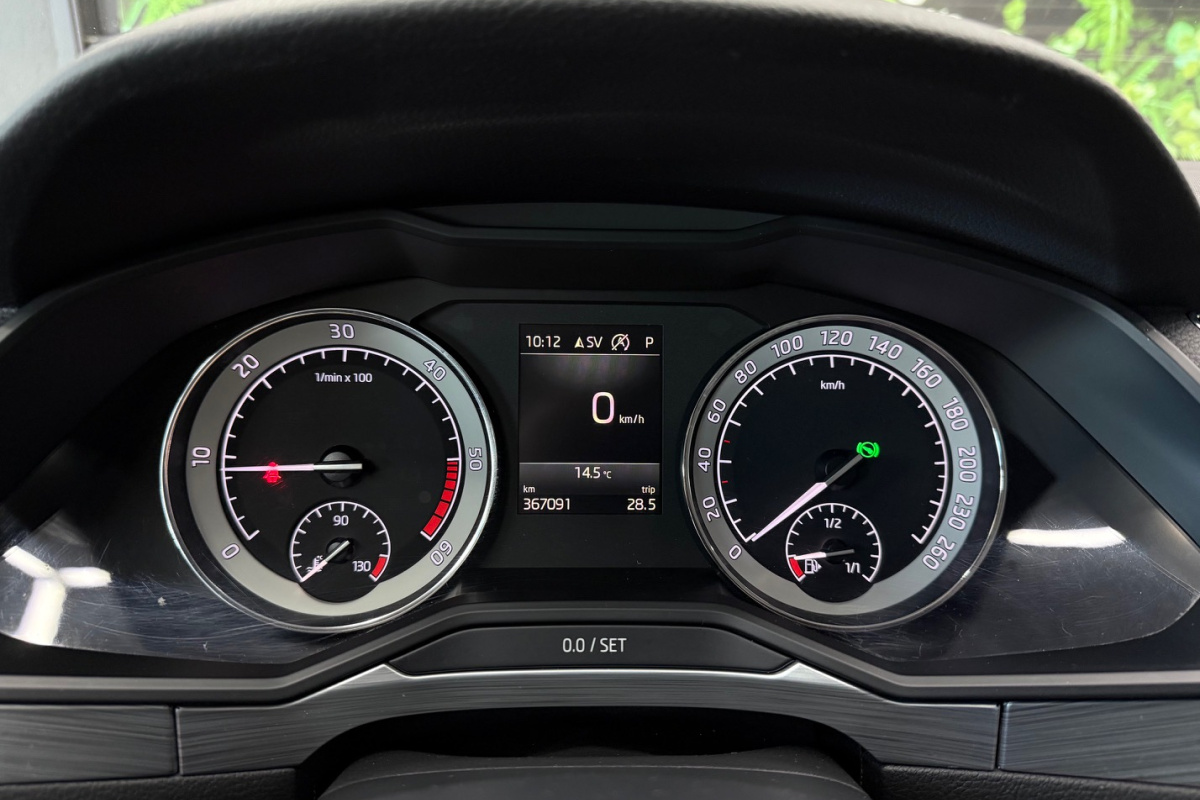 Ponuka vozidiel / Škoda Superb 2.0 TDI Ambition DSG - video