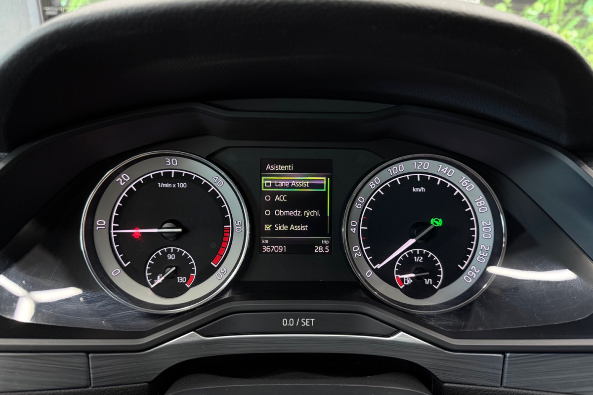 Ponuka vozidiel / Škoda Superb 2.0 TDI Ambition DSG - video