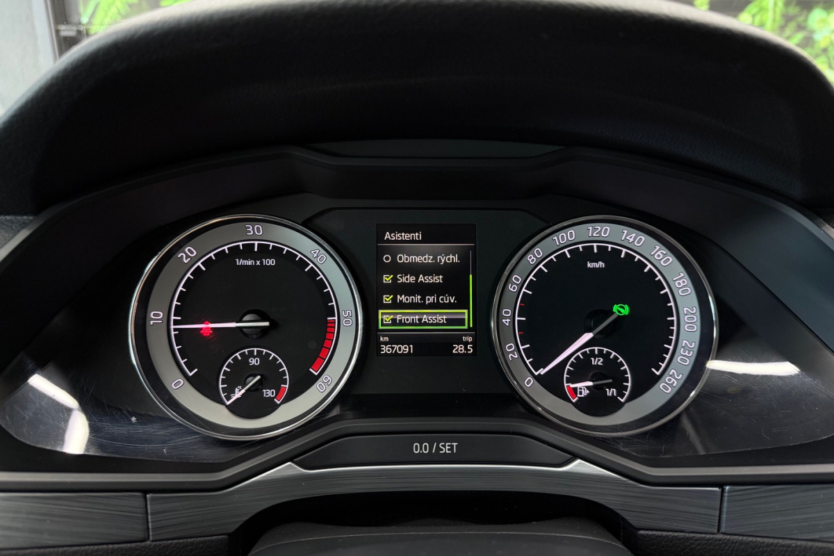 Ponuka vozidiel / Škoda Superb 2.0 TDI Ambition DSG - video