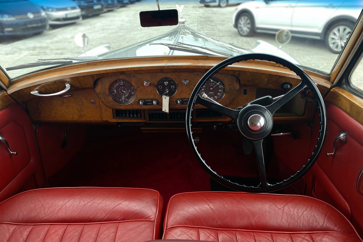 Ponuka vozidiel / Rolls Royce Silver Cloud 5.0 - video