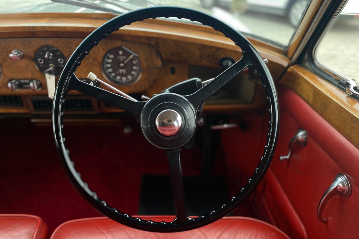 Ponuka vozidiel / Rolls Royce Silver Cloud 5.0 - video