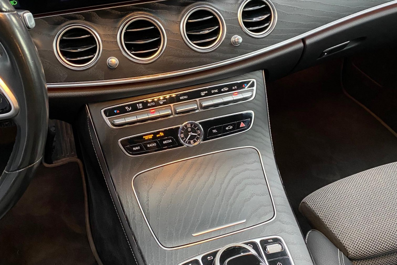  Ponuka vozidiel / Mercedes-Benz E trieda Sedan E200 EQ Boost 4Matic A/T - video