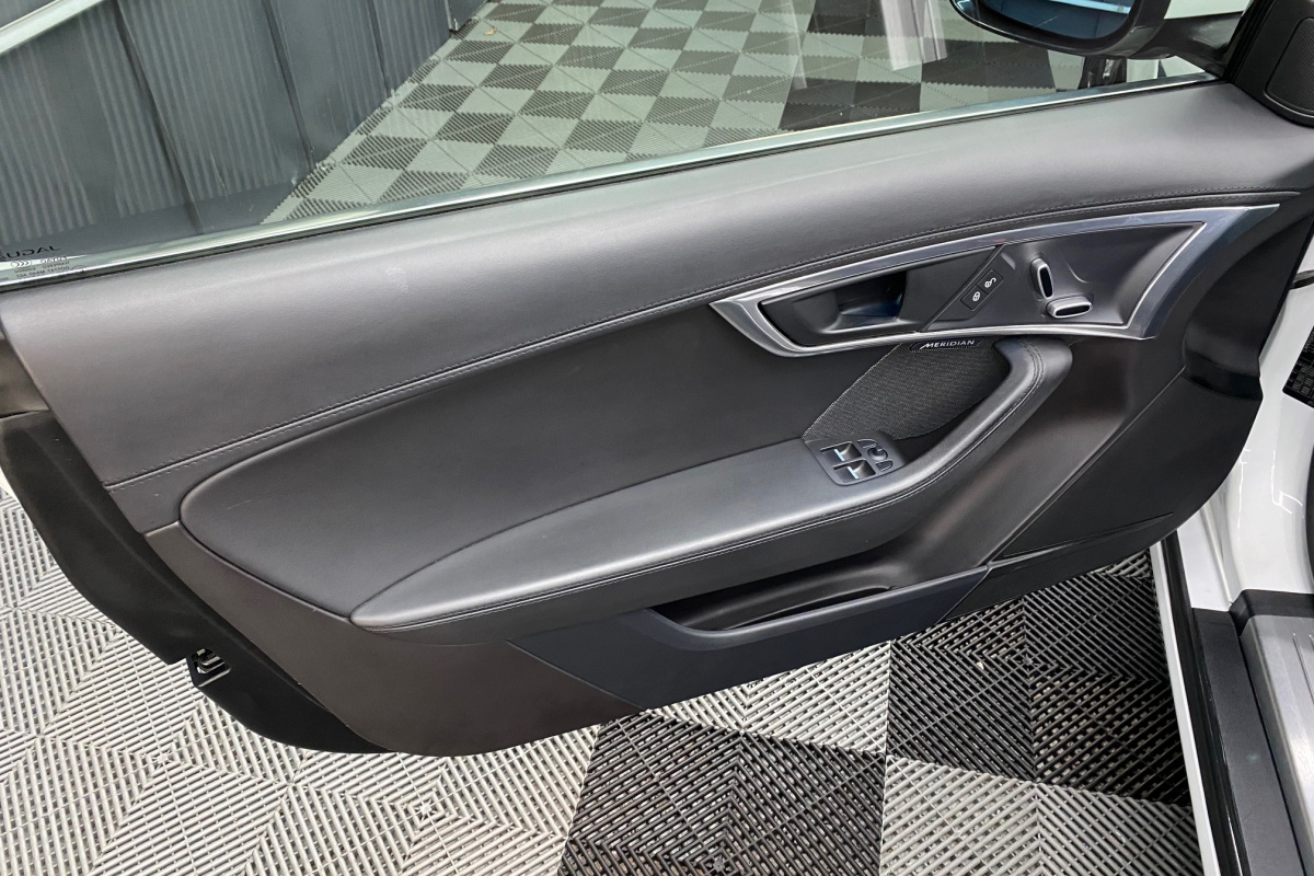Ponuka vozidiel / Jaguar F-Type Coupe 2.0L I4 R-Dynamic - video