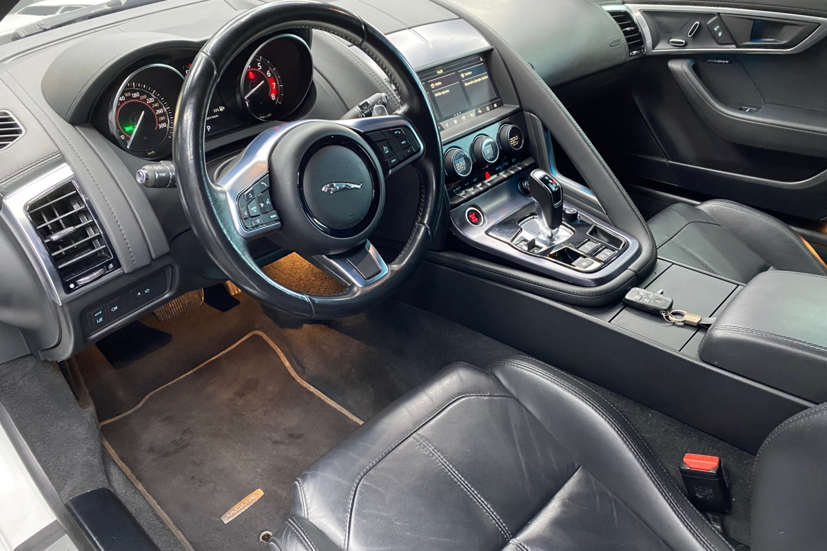 Ponuka vozidiel / Jaguar F-Type Coupe 2.0L I4 R-Dynamic - video