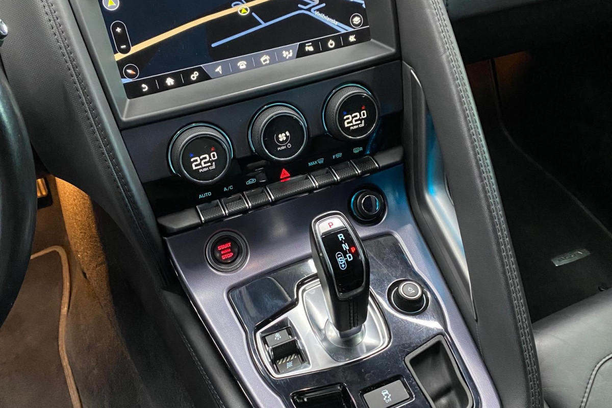 Ponuka vozidiel / Jaguar F-Type Coupe 2.0L I4 R-Dynamic - video