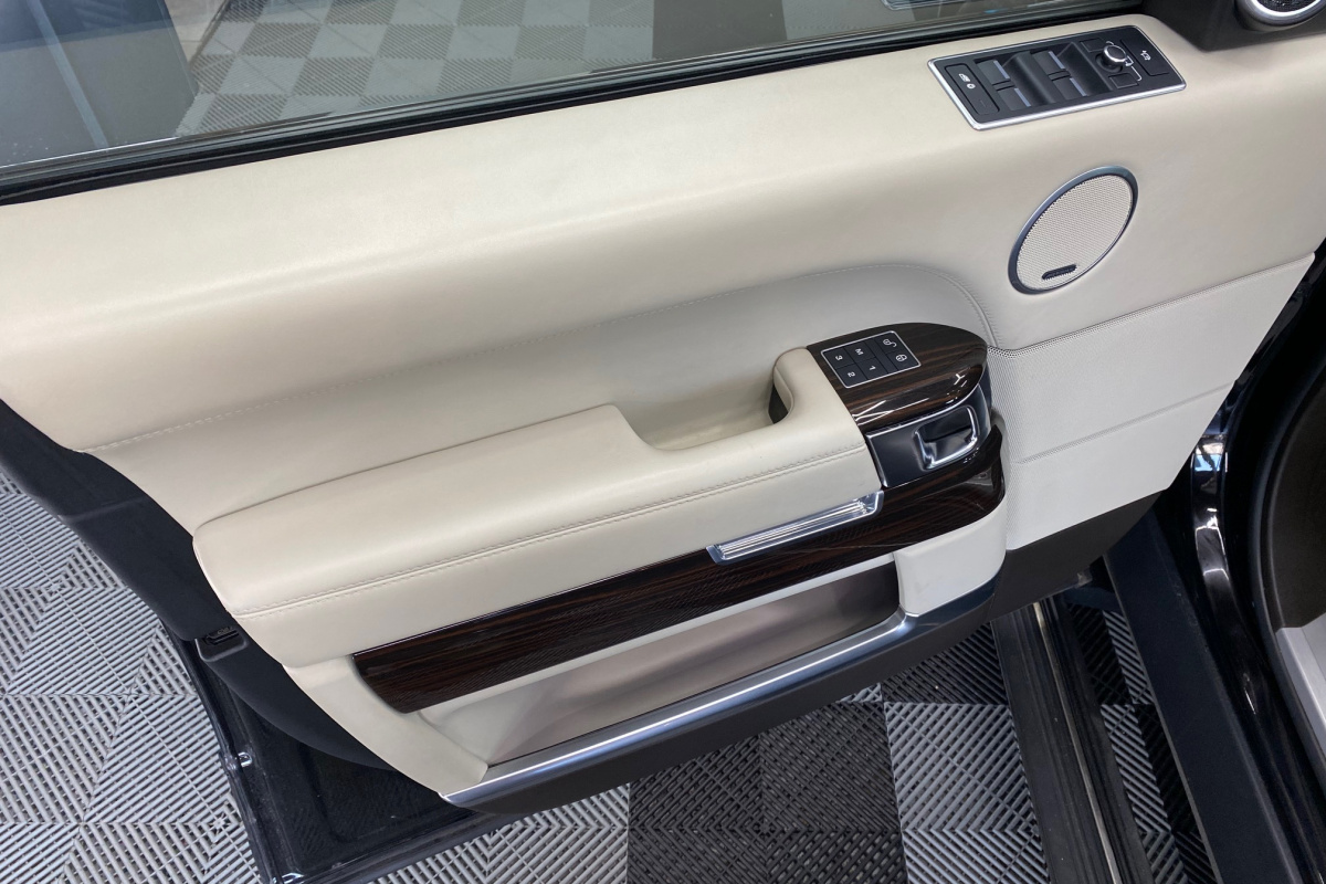 Ponuka vozidiel / Land Rover Range Rover 3.0L TDV6 AB - video