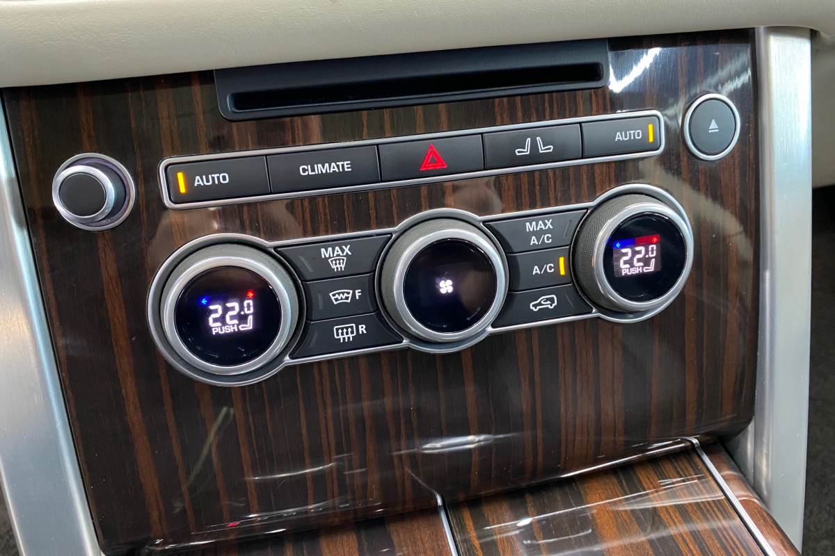 Ponuka vozidiel / Land Rover Range Rover 3.0L TDV6 AB - video