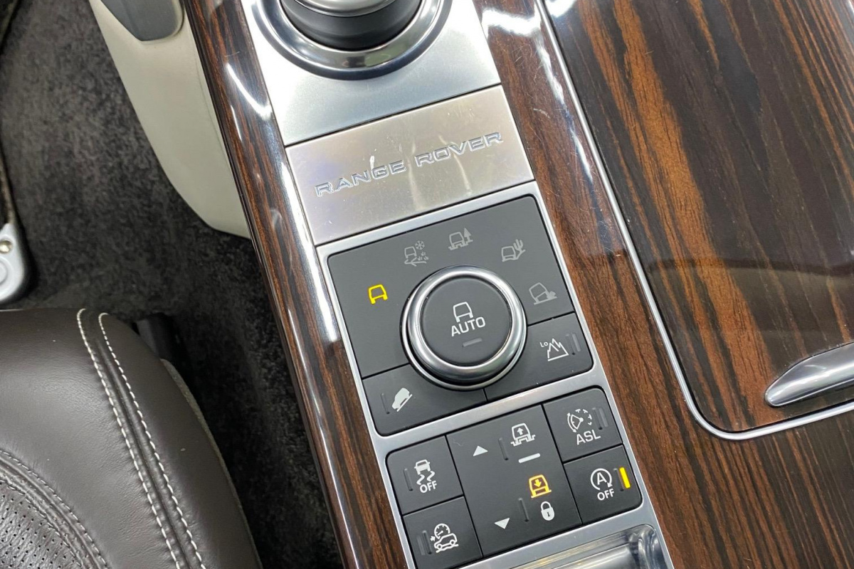 Ponuka vozidiel / Land Rover Range Rover 3.0L TDV6 AB - video