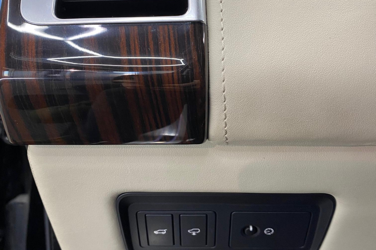 Ponuka vozidiel / Land Rover Range Rover 3.0L TDV6 AB - video