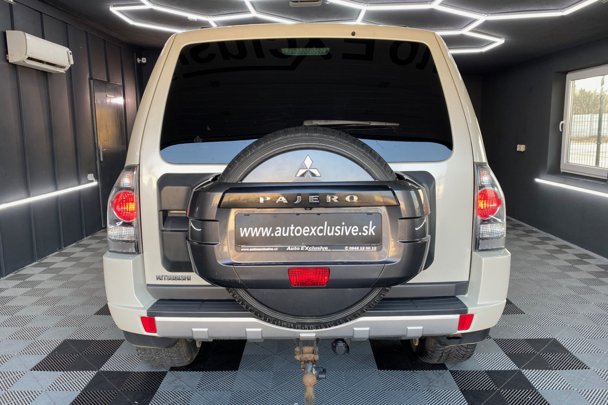 Ponuka vozidiel / Mitsubishi Pajero 3.2DI-D SWB Invite - video