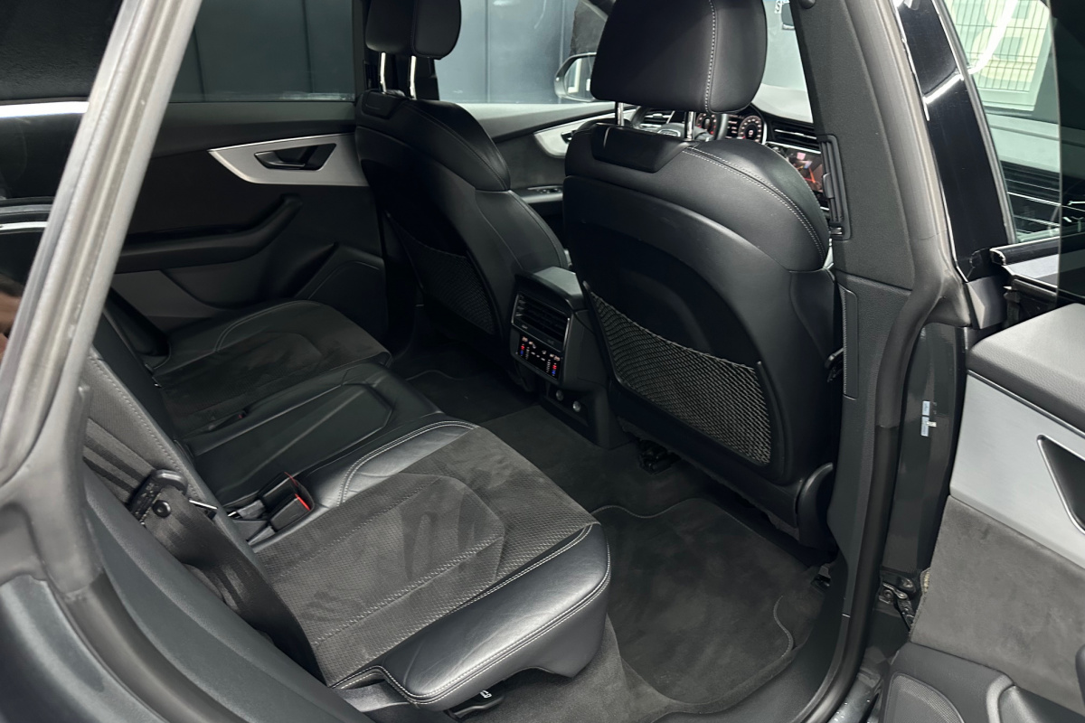 Ponuka vozidiel / Audi Q8 S-Line 55 TFSI mHEV quattro tiptronic - video