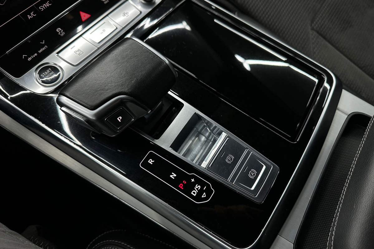 Ponuka vozidiel / Audi Q8 S-Line 55 TFSI mHEV quattro tiptronic - video