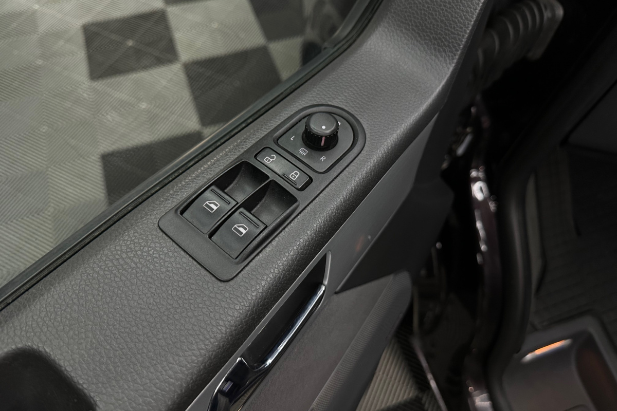 Ponuka vozidiel / Volkswagen Multivan T5 2.0 BiTDI HIGHLINE 4MOTION DSG - video