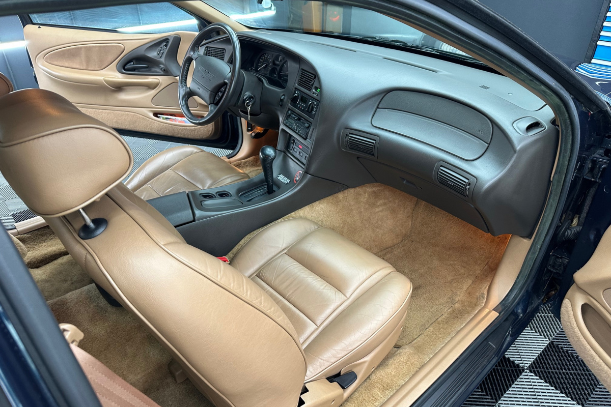 Ponuka vozidiel / Ford Thunderbird LX 4.6l V8 Benzín - video Ponuka vozidiel / Ford Thunderbird LX 4.6l V8 Benzín - video