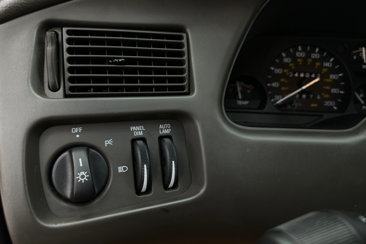 Ponuka vozidiel / Ford Thunderbird LX 4.6l V8 Benzín - video Ponuka vozidiel / Ford Thunderbird LX 4.6l V8 Benzín - video