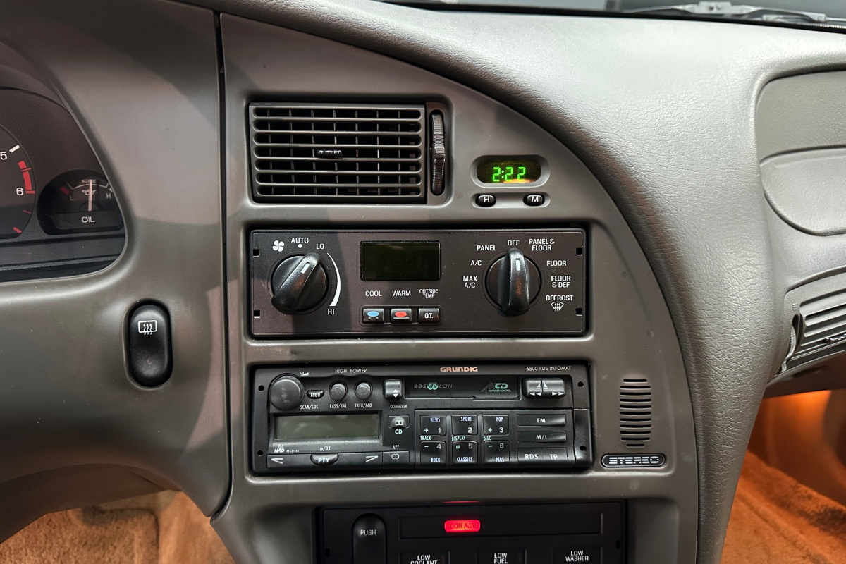 Ponuka vozidiel / Ford Thunderbird LX 4.6l V8 Benzín - video Ponuka vozidiel / Ford Thunderbird LX 4.6l V8 Benzín - video