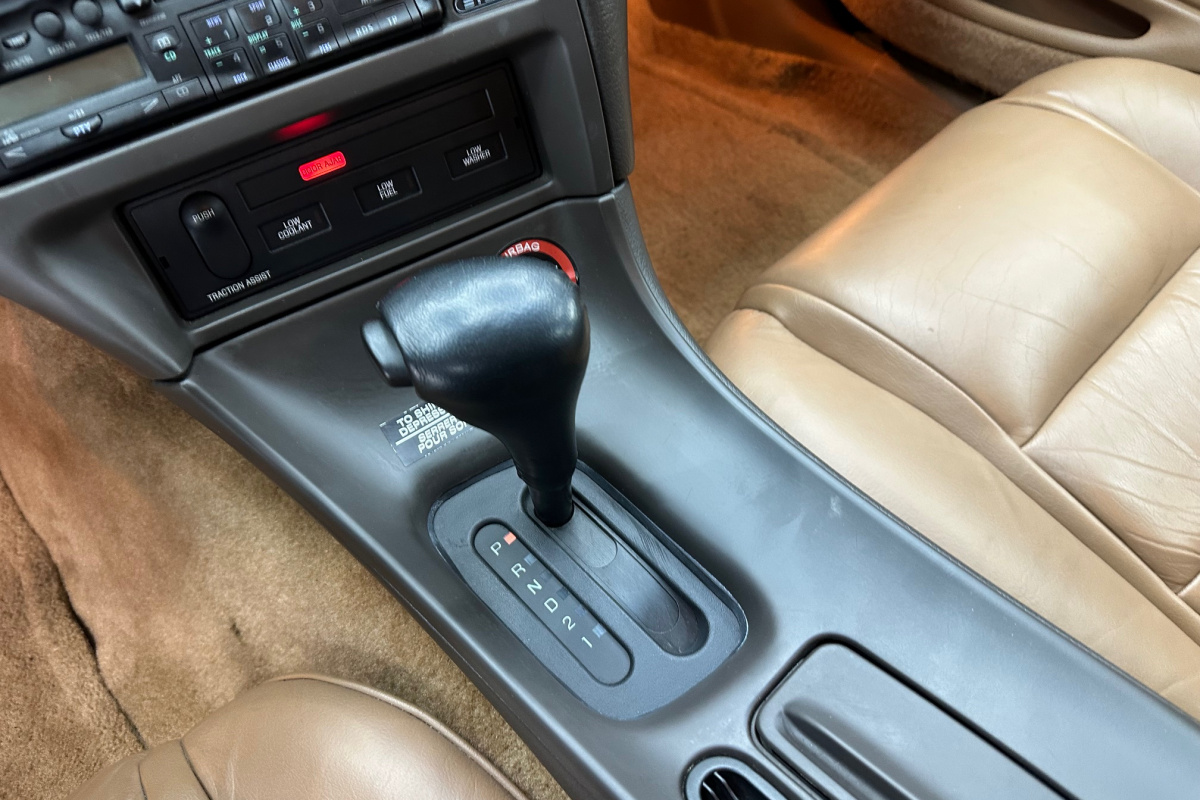 Ponuka vozidiel / Ford Thunderbird LX 4.6l V8 Benzín - video Ponuka vozidiel / Ford Thunderbird LX 4.6l V8 Benzín - video