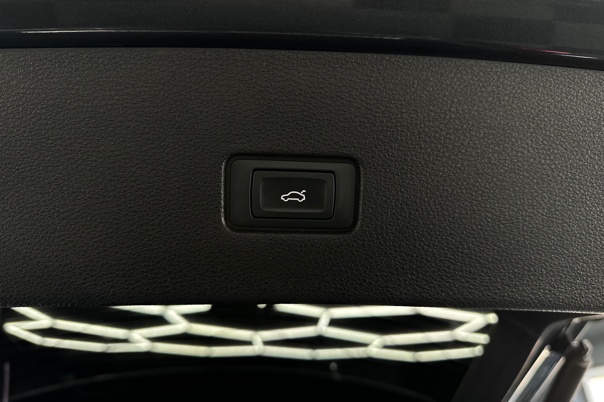 Ponuka vozidiel / Audi Q8 45 3.0 TDI mHEV quattro tiptronic - video