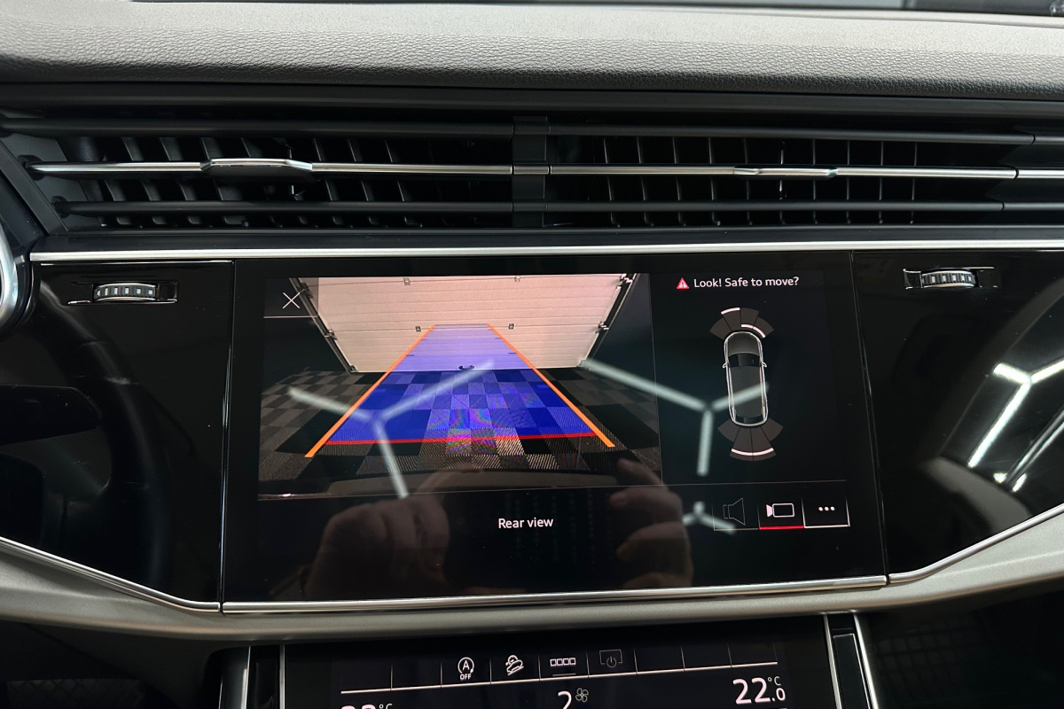 Ponuka vozidiel / Audi Q8 45 3.0 TDI mHEV quattro tiptronic - video